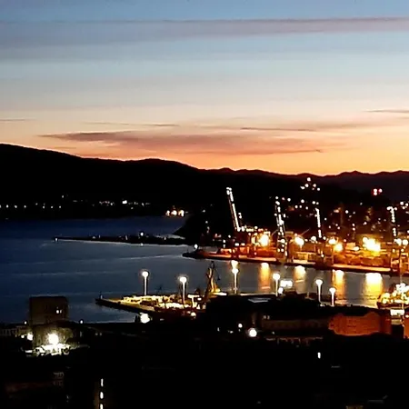 Vistas A La Ria Y Garaje En El Castro, Centro 比戈